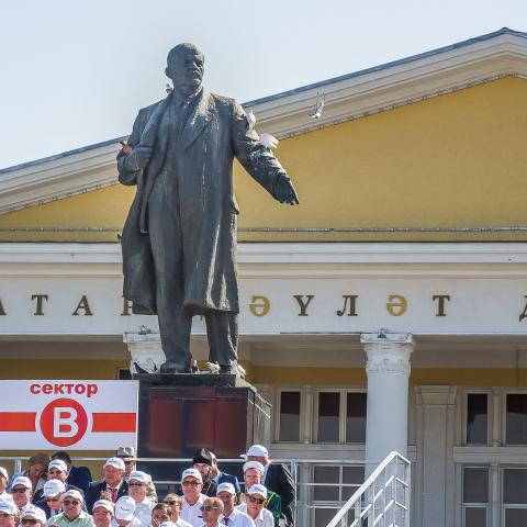 А вот в Альметьевске Ильич стоит на площади прямо перед одним из самых продвинутых татарстанских театров — Альметьевской татдрамой.