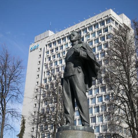 Скульптор Владимир Цигаль получил за своего «Ленина-гимназиста», стоящего с 1954-го на «сковородке» КФУ, Государственную премию СССР.