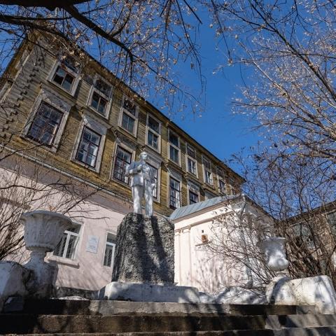 На Фабрике Алафузова и фон у памятника Ленину вполне себе винтажный.