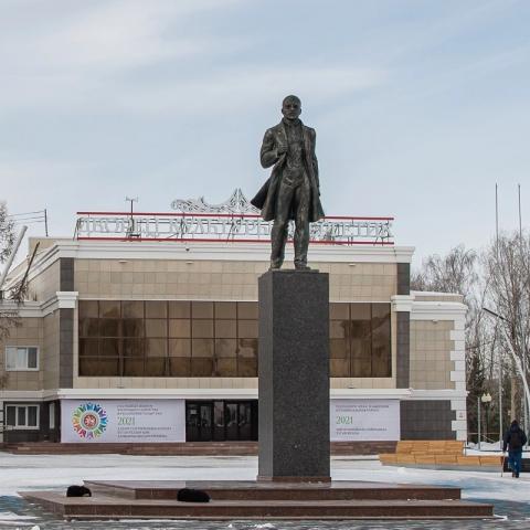 Пожалуй, нигде в Татарстане Ленин так не похож на хипстера, как изображенный на памятнике в Заинске.