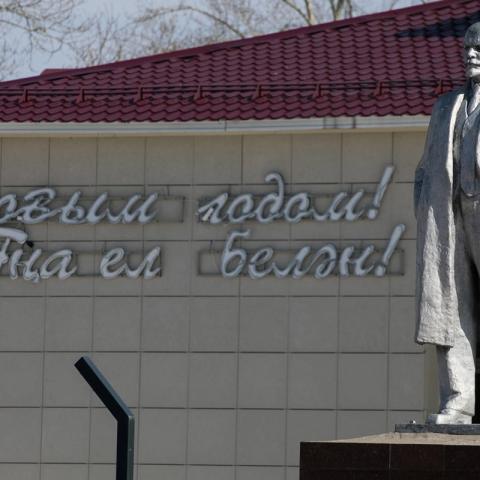 Логично, что в Болгаре, колыбели татарского ислама, Ленин нам напоминает о двух государственных языках республики, что закреплено в Конституции РТ.