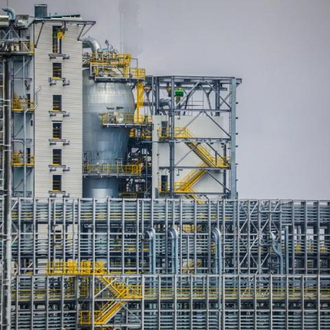 В 2014 году СИБУР приступил к подготовке площадки для строительства комплекса «ЗапСибНефтехим». Это одна из крупнейших нефтехимических строек мира. В пик работ на стройплощадке были задействованы порядка 28 тыс. человек